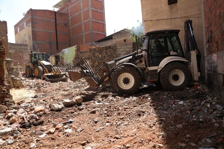 Muradiye Mahallesi’nde metruk yapılar kontrollü şekilde yıkılıyor 3