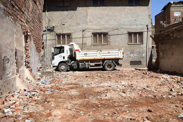 Muradiye Mahallesi’nde metruk yapılar kontrollü şekilde yıkılıyor 4