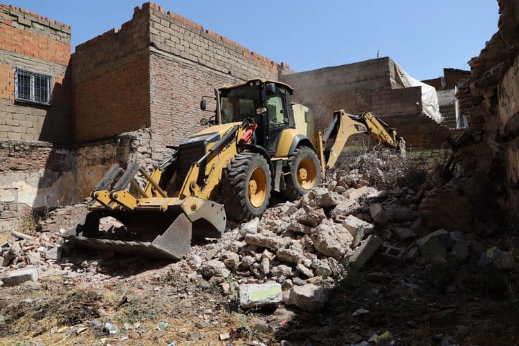 Muradiye Mahallesi’nde metruk yapılar kontrollü şekilde yıkılıyor 5