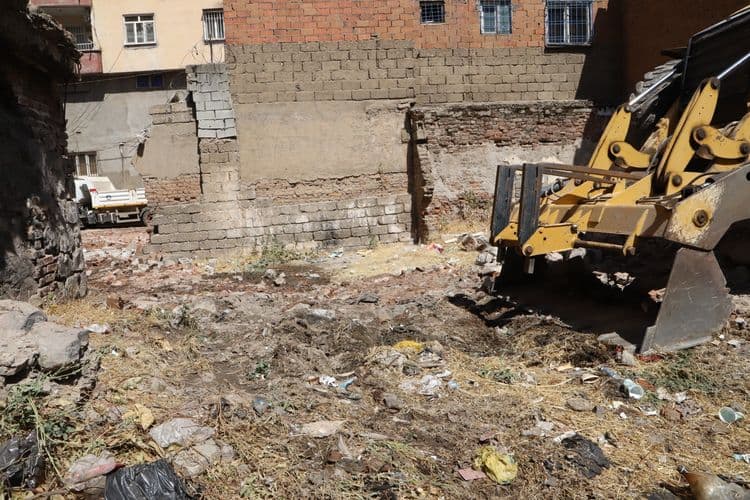 Muradiye Mahallesi’nde metruk yapılar kontrollü şekilde yıkılıyor 6