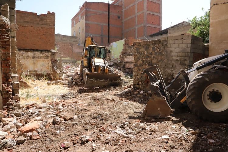 Muradiye Mahallesi’nde metruk yapılar kontrollü şekilde yıkılıyor 9