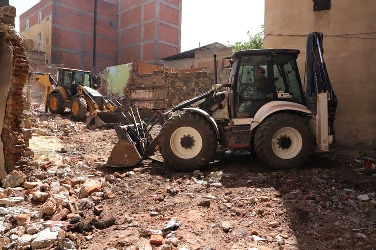 Muradiye Mahallesi’nde metruk yapılar kontrollü şekilde yıkılıyor 10