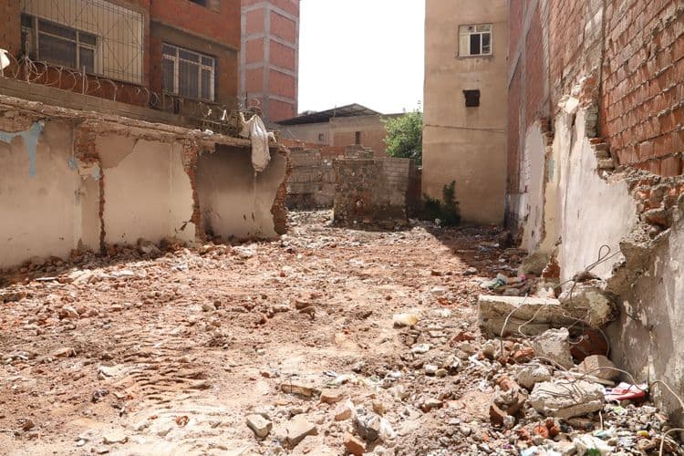 Muradiye Mahallesi’nde metruk yapılar kontrollü şekilde yıkılıyor 11