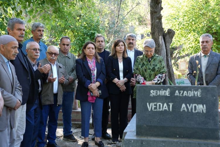 Eşbaşkan Bucak, Vedat Aydın’ın mezarını ziyaret etti
