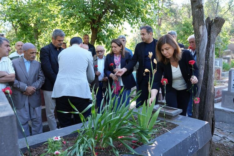 Eşbaşkan Bucak, Vedat Aydın’ın mezarını ziyaret etti 5