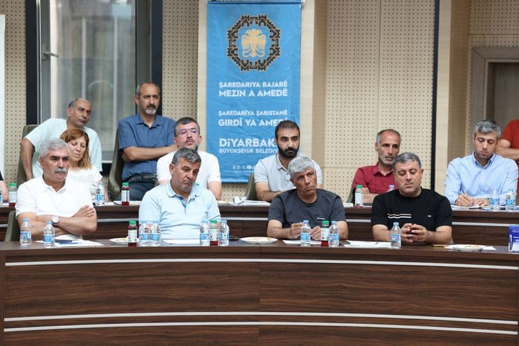 Eşbaşkanlar Kayapınar muhtarlarıyla buluştu: Mahallelerin ihtiyaçları ve yatırımlar birlikte değerlendirildi 13