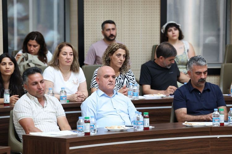 Eşbaşkanlar Kayapınar muhtarlarıyla buluştu: Mahallelerin ihtiyaçları ve yatırımlar birlikte değerlendirildi 14
