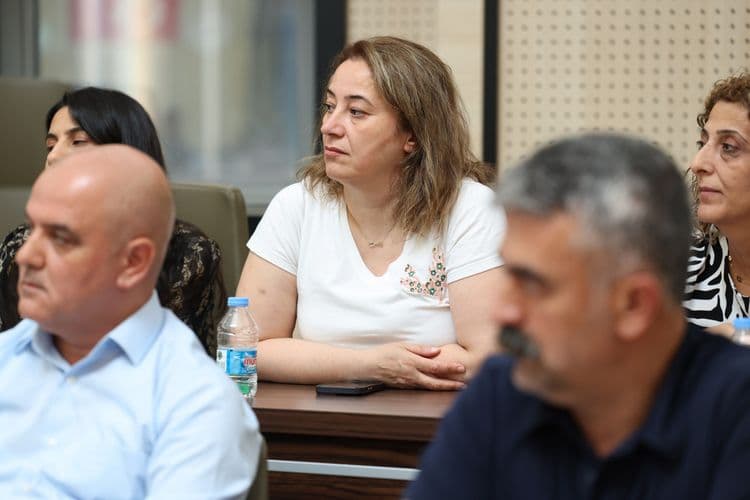 Eşbaşkanlar Kayapınar muhtarlarıyla buluştu: Mahallelerin ihtiyaçları ve yatırımlar birlikte değerlendirildi 17