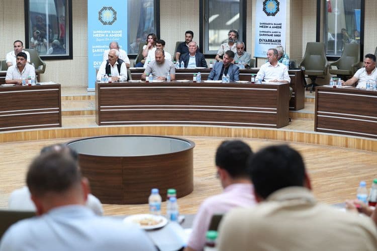 Eşbaşkanlar Kayapınar muhtarlarıyla buluştu: Mahallelerin ihtiyaçları ve yatırımlar birlikte değerlendirildi 21