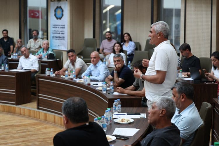 Eşbaşkanlar Kayapınar muhtarlarıyla buluştu: Mahallelerin ihtiyaçları ve yatırımlar birlikte değerlendirildi 24