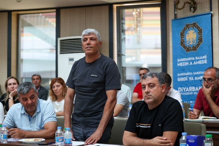 Eşbaşkanlar Kayapınar muhtarlarıyla buluştu: Mahallelerin ihtiyaçları ve yatırımlar birlikte değerlendirildi 26