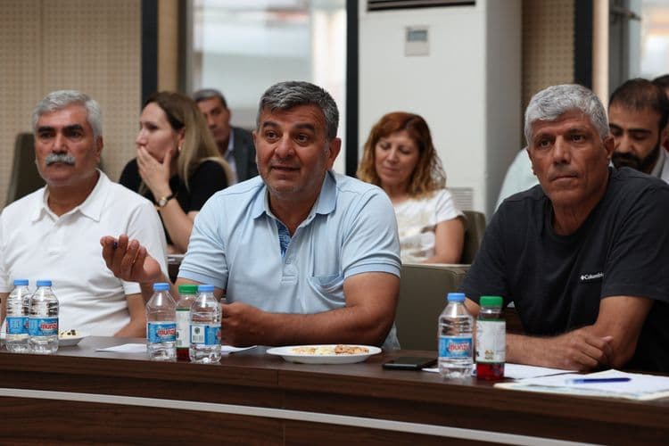 Eşbaşkanlar Kayapınar muhtarlarıyla buluştu: Mahallelerin ihtiyaçları ve yatırımlar birlikte değerlendirildi 27