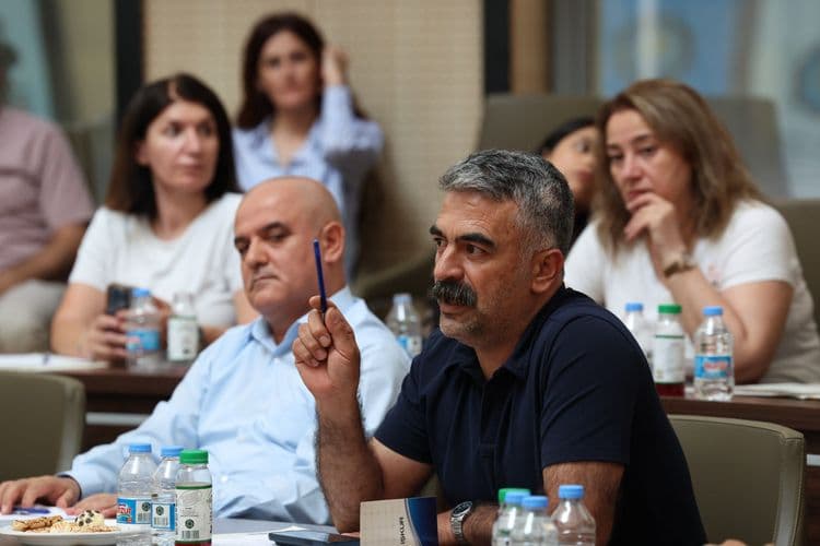Eşbaşkanlar Kayapınar muhtarlarıyla buluştu: Mahallelerin ihtiyaçları ve yatırımlar birlikte değerlendirildi 28