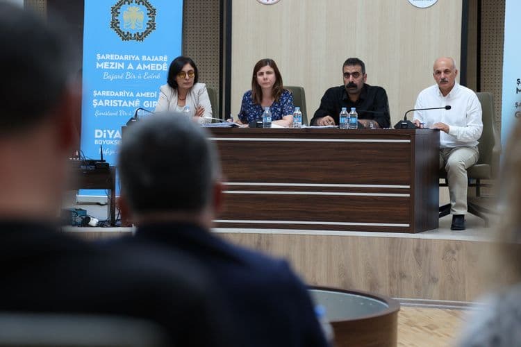 Eşbaşkanlar Kayapınar muhtarlarıyla buluştu: Mahallelerin ihtiyaçları ve yatırımlar birlikte değerlendirildi 29