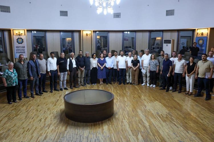 Eşbaşkanlar Kayapınar muhtarlarıyla buluştu: Mahallelerin ihtiyaçları ve yatırımlar birlikte değerlendirildi 30