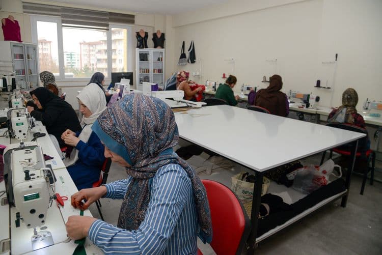 Tekstil Atölyesinde öğrenip tasarlıyorlar Sürükle 1