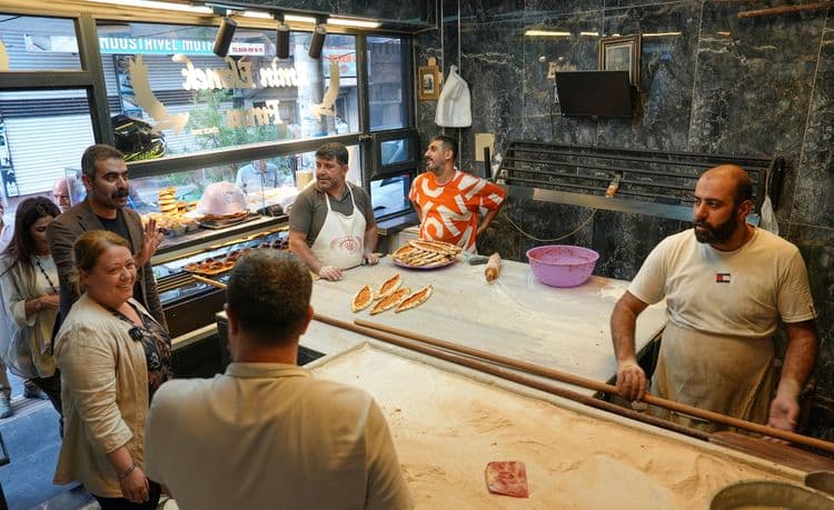 Eşbaşkanlar Bağlar esnafını dinledi: Tüm imkanları seferber edeceğiz 7