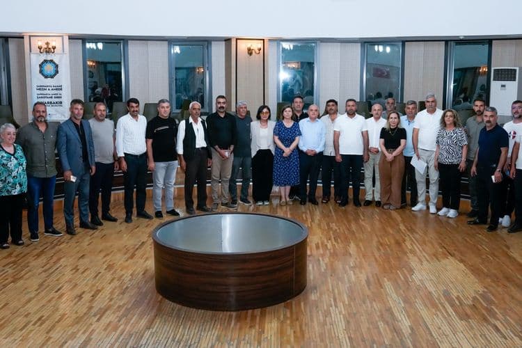Eşbaşkanlar Kayapınar muhtarlarıyla buluştu: Mahallelerin ihtiyaçları ve yatırımlar birlikte değerlendirildi 6