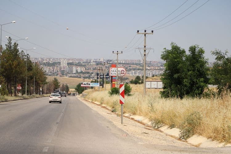 Silvan Yolu’nda kent estetiğini bozan reklam unsurları kaldırıldı 3