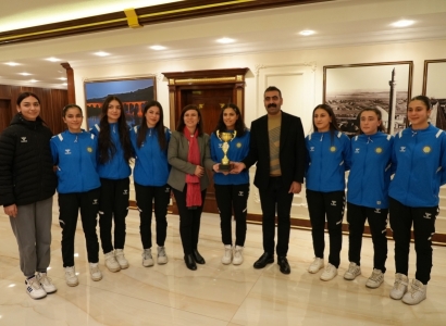 Tîma Voleybolê ya Jinên Ciwan kupaya yekemîn diyarî Hevşaredaran kir