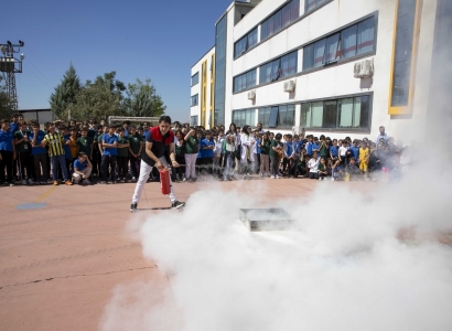 İtfaiye Haftası’nda öğrencilere yangına müdahale eğitimi verildi