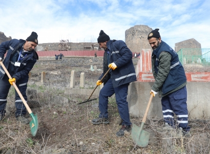 Kentteki mezarlıklarda düzenli temizlik yapılıyor