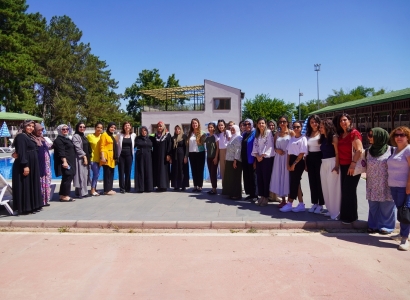 İlk kez havuza gittiler yüzmeyi öğrendiler