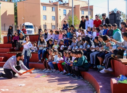 Zarokên taxan bi hunerê re şa bûn