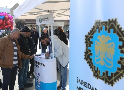 Büyükşehir Belediyesi kurduğu stantlarda halkı dinliyor