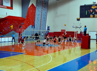 Tîma Voleybolê ya Jinên Ciwan a Şaredariyê derket fînalê