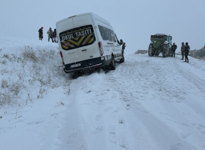 Silvan'da kara saplanan servis aracı kurtarıldı