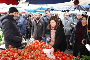 Semt Pazarı’nda esnafa Kürtçe fiyat etiketleri dağıtıldı