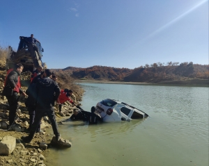 Li Pasûrê wesayita ketî hewza avdanê bi xebata 2 saetan hat xilaskirin