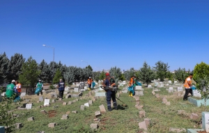 Roşanî ver pakîya goristanan