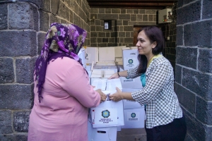 Pakêtên xwarinê li malbatên hewcedar hatin belavkirin