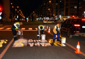 Yol çizgi yenileme çalışmaları sürüyor