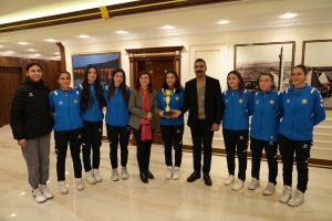 Tîma Voleybolê ya Jinên Ciwan kupaya yekemîn diyarî Hevşaredaran kir