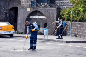 Haşerelere karşı ilaçlama yapılıyor