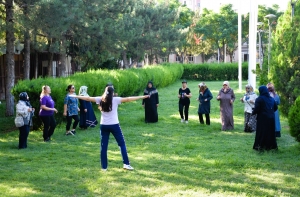 Parklarda eğitmenler eşliğinde ‘Sabah Sporları’ yapılıyor