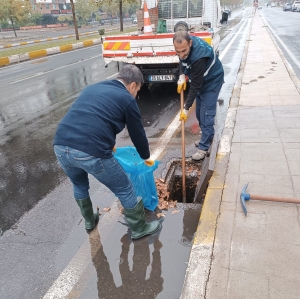 Sağanak yağış nedeniyle yağmur suyu hatları temizlenerek önlem alındı