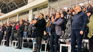 Hemşeredar Hatunî maç stadyum de temaşe kerd û Amedspor pîroz kerd