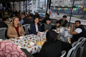 Eş Başkanlar, iftar çadırında halkla bir araya geldi