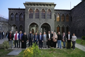 Mêmanê ke seba kombîyayîşê UCLG-MEWA&#039;yî ameyî Amed, cayanê tarîxîyan ra gêrayî