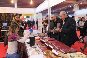 Standa Şaredariyê ya li Fûara Pirtûkan eleqeyeke baş dibîne