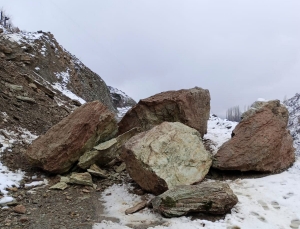 Rayîrê Pasûrî ke rîyê zinaran ra ameybî girewtiş, ame pakkerdiş