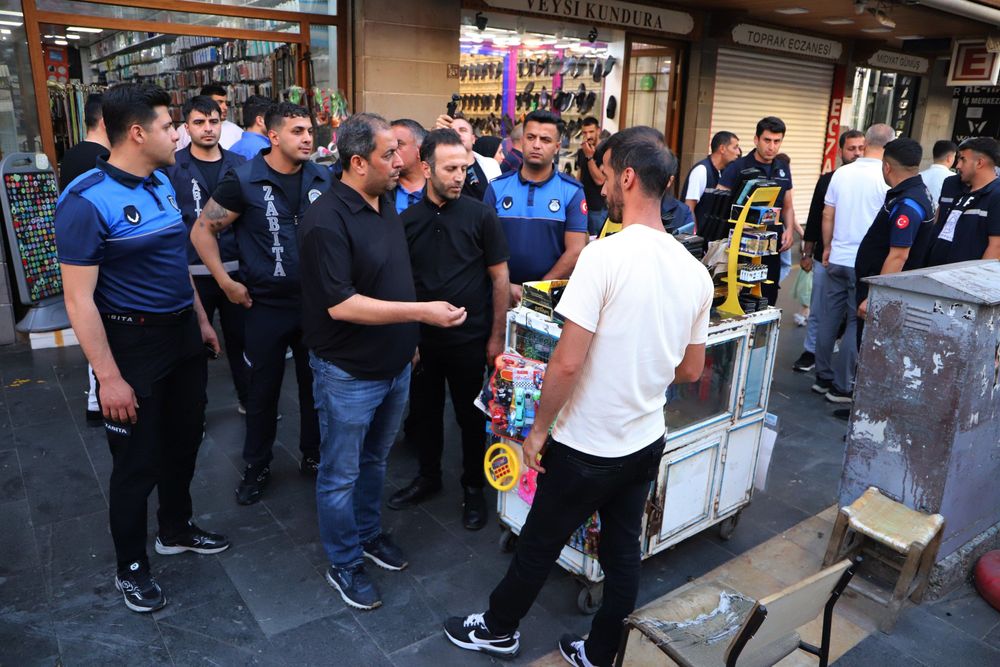 Zabıta ekiplerinden Sur'da kaldırım işgali denetimi